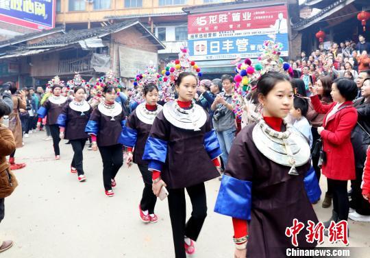 送亲队伍送新娘回门,新娘走在最后头。 吴练勋 摄